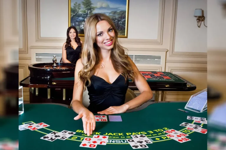 赌场21点牌桌场景，玩家手持黑杰克牌，背景灯光闪烁。